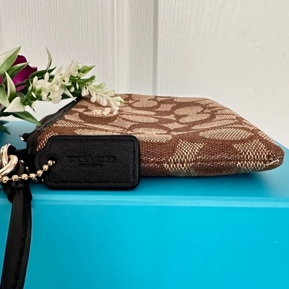 #68 COACH ~ Signature Brown and Cream w/Black Leather Wristlet Strap and Hangtag - Picture 9 of 12
